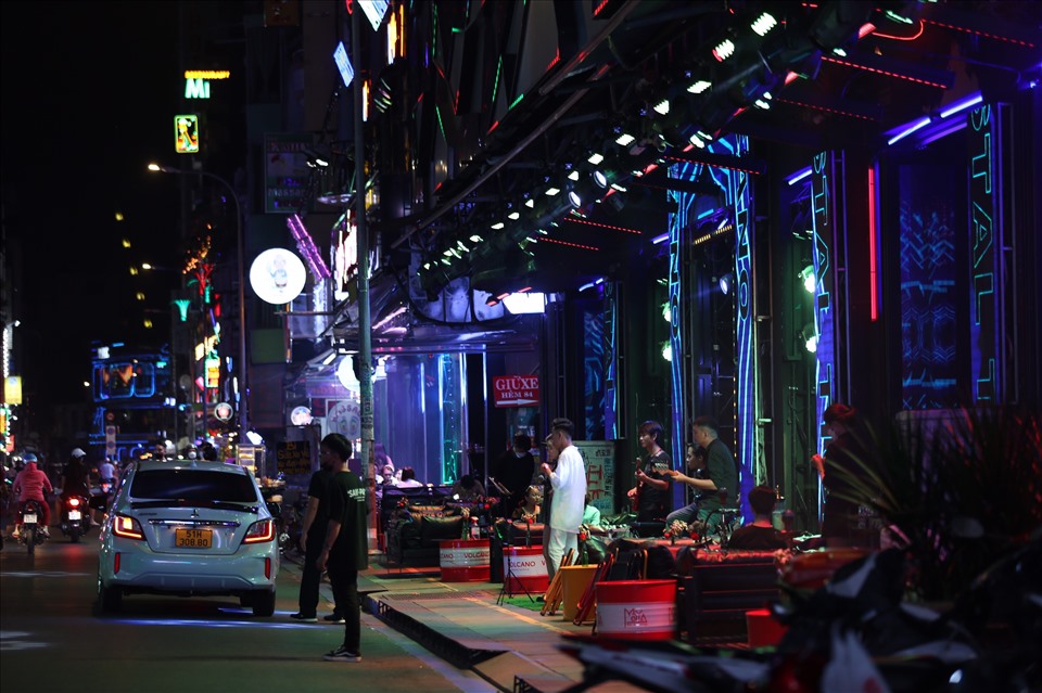 Karaoke ngày đầu mở cửa: Khách đến đặt phòng hát từ 6 giờ chiều-15