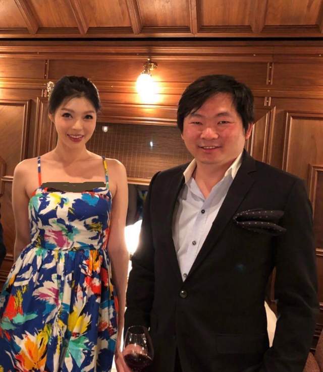 Tỷ phú trúng tiếng sét ái tình với người mẫu nóng bỏng, quỳ gối cầu hôn 10 lần: Mỹ nhân đồng ý làm bà hai khi thấy&nbsp;điều đắt giá hơn vàng-6