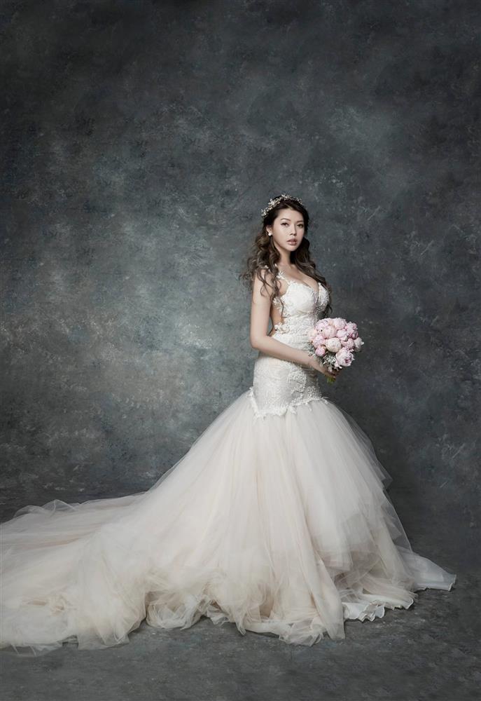 Tỷ phú trúng tiếng sét ái tình với người mẫu nóng bỏng, quỳ gối cầu hôn 10 lần: Mỹ nhân đồng ý làm bà hai khi thấy&nbsp;điều đắt giá hơn vàng-9