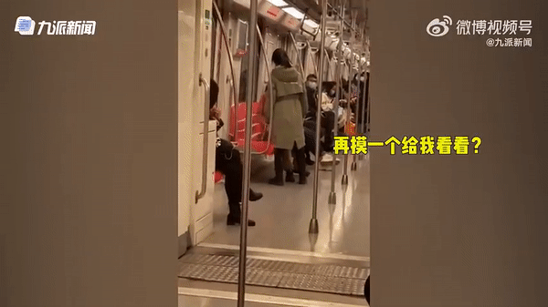 Clip: Cô gái tát tới tấp người lạ suốt 3 phút trên tàu điện nhưng không ai can ngăn, biết toàn bộ sự tình ai nấy gật gù bái phục”-1