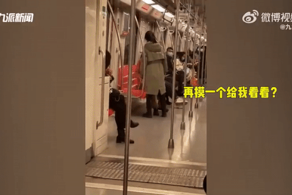 Clip: Cô gái tát tới tấp người lạ suốt 3 phút trên tàu điện nhưng không ai can ngăn, biết toàn bộ sự tình ai nấy gật gù “bái phục”