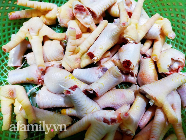 Sắp Tết rồi, chị em nào còn chưa biết làm chân gà sả tắc giòn ngon chuẩn vị thì vào đây học bài thôi-1