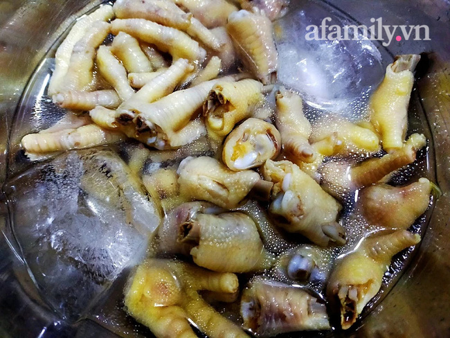 Sắp Tết rồi, chị em nào còn chưa biết làm chân gà sả tắc giòn ngon chuẩn vị thì vào đây học bài thôi-2