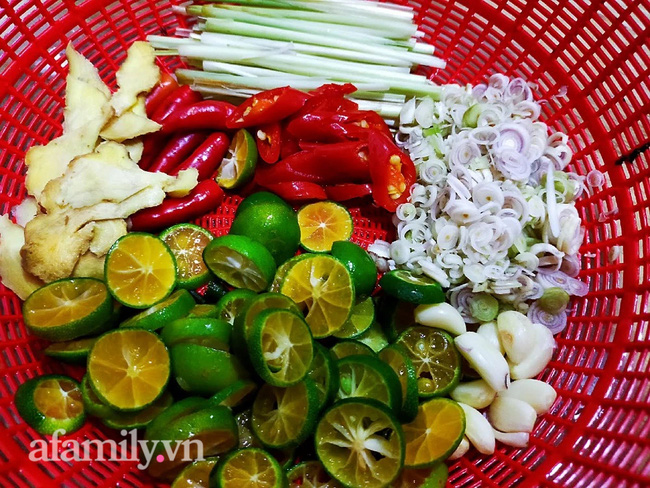 Sắp Tết rồi, chị em nào còn chưa biết làm chân gà sả tắc giòn ngon chuẩn vị thì vào đây học bài thôi-3