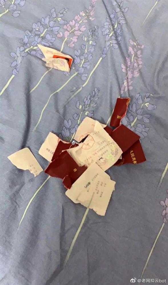 Quen 3 tháng đã cưới vội vàng, cô vợ đùng đùng xé giấy đăng ký kết hôn chỉ sau 1 ngày vì hành động mờ ám của chồng-1