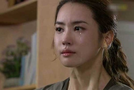 Vô tình làm vỡ lọ hoa trong phòng mẹ chồng, tôi chết điếng khi thấy vật rơi loảng xoảng xuống nền nhà