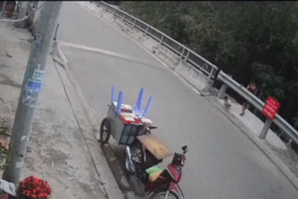 Mẹ nấu cơm ít phút, thấy các con yên ắng lạ thường, chạy lên xem thì thấy y như rằng tan hoang hết cả luôn rồi-3