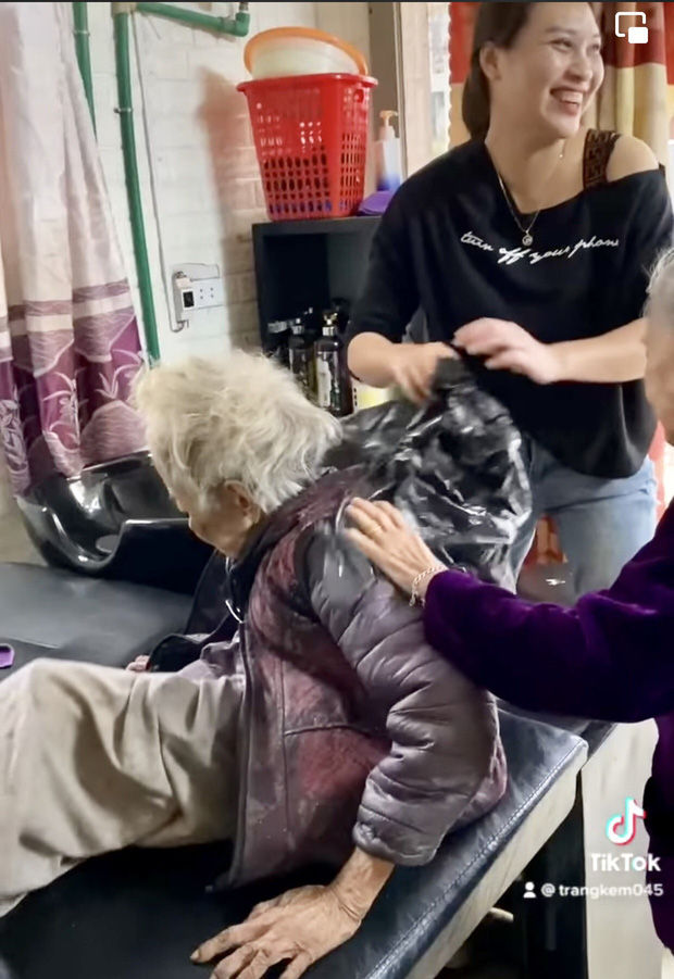 Cụ bà 91 tuổi đưa em gái 81 đi gội đầu, hành động đẹp của chủ tiệm khiến ai nấy phải trầm trồ-1
