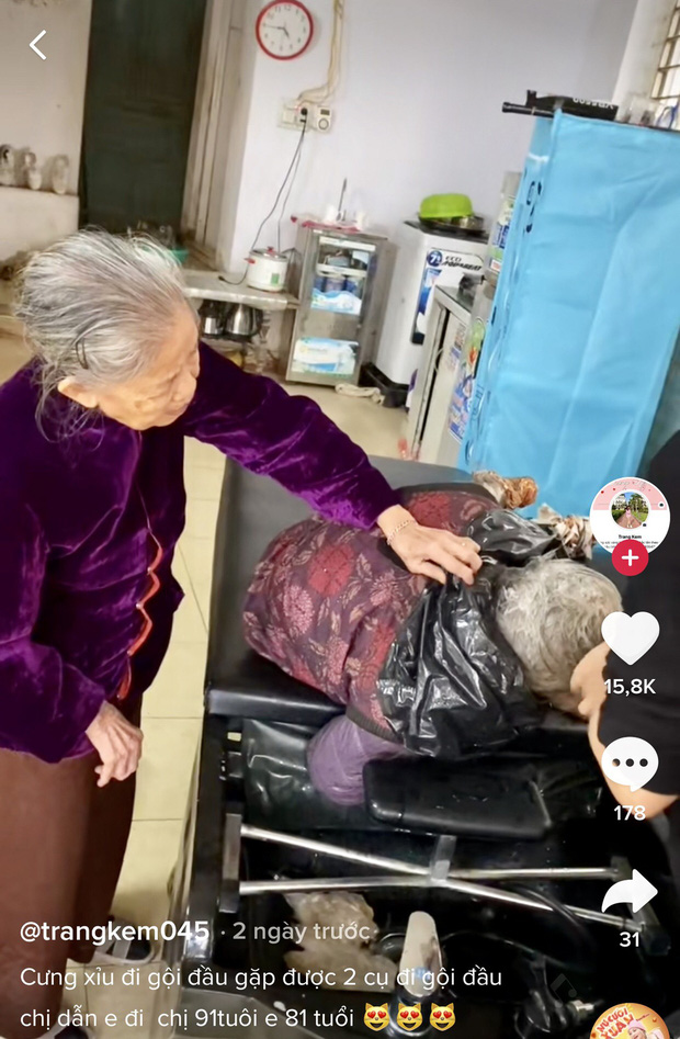 Cụ bà 91 tuổi đưa em gái 81 đi gội đầu, hành động đẹp của chủ tiệm khiến ai nấy phải trầm trồ-2