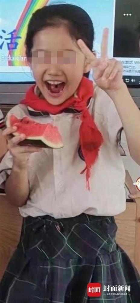 Bé gái tử vong vì bị bạn học xô ngã, hình ảnh trích xuất từ camera khiến ông bố đau đớn suy sụp-1