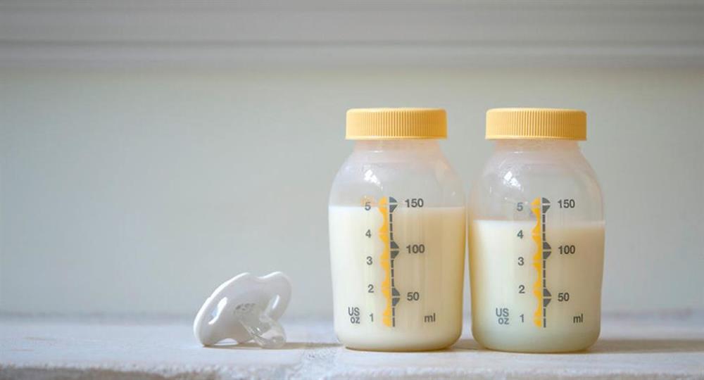Thừa sữa trữ đông, chồng nhận mang bán, lần nào về cũng đưa vợ 300 nghìn, hôm tôi đi sắm bỉm cho con thì chết sững với vị khách vip-1