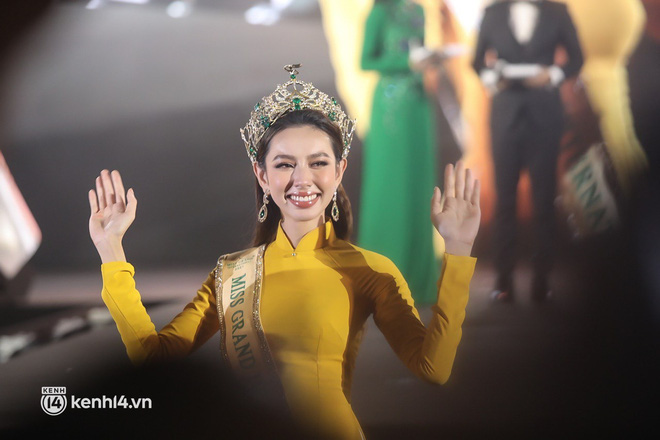 Hàng nghìn người đến đón khiến Thuỳ Tiên liên tục khóc, có gì trong nhà thi đấu Phú Thọ?-3