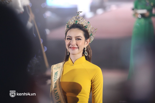 Hàng nghìn người đến đón khiến Thuỳ Tiên liên tục khóc, có gì trong nhà thi đấu Phú Thọ?-5