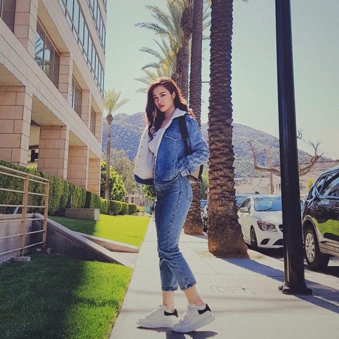 Học song Hà Hà Hồ - Hà Tăng mix đồ Tết chất ngất với áo khoác jean-5
