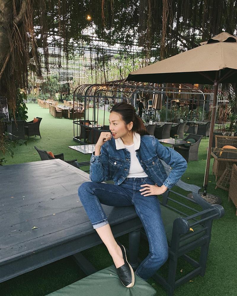 Học song Hà Hà Hồ - Hà Tăng mix đồ Tết chất ngất với áo khoác jean-6