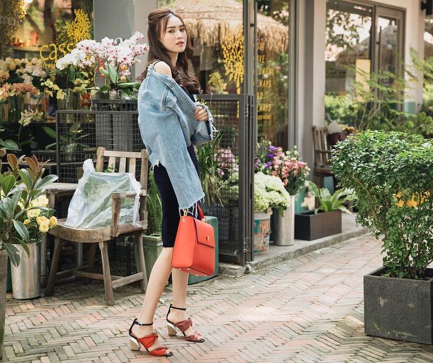 Học song Hà Hà Hồ - Hà Tăng mix đồ Tết chất ngất với áo khoác jean-9