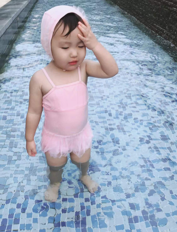 Đưa con gái 2 tuổi đi bơi, bà mẹ trẻ méo mặt khi thấy vật thể lạ trên mặt nước, hành động chữa cháy của phía bể bơi khiến nhiều người không khỏi gật gù-1
