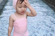 Đưa con gái 2 tuổi đi bơi, bà mẹ trẻ méo mặt khi thấy 'vật thể lạ' trên mặt nước, hành động 'chữa cháy' của phía bể bơi khiến nhiều người không khỏi gật gù