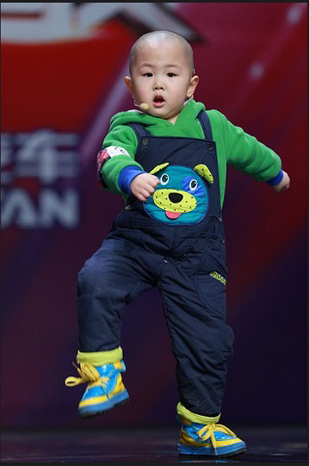 Thần đồng 3 tuổi kiếm được cả tỷ đồng, nhưng càng lớn càng hỗn hào: Chỉ tay đòi đuổi BGK, cuộc sống hiện tại hoàn toàn đối lập!-3