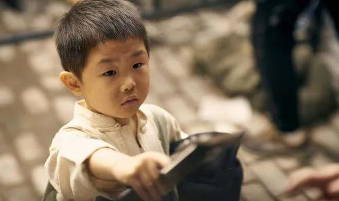 Thần đồng 3 tuổi kiếm được cả tỷ đồng, nhưng càng lớn càng hỗn hào: Chỉ tay đòi đuổi BGK, cuộc sống hiện tại hoàn toàn đối lập!-4