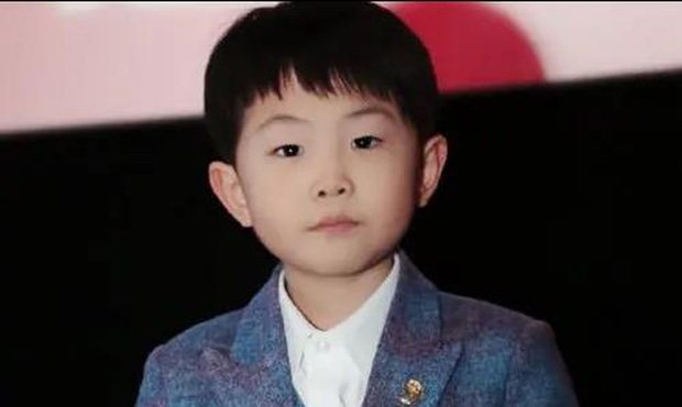 Thần đồng 3 tuổi kiếm được cả tỷ đồng, nhưng càng lớn càng hỗn hào: Chỉ tay đòi đuổi BGK, cuộc sống hiện tại hoàn toàn đối lập!-7