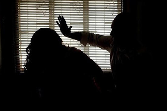 17 tuổi sang nước ngoài làm giúp việc, cô gái dùng dao đâm chết mẹ vợ của ông chủ, nguyên nhân đưa ra khiến tất cả sốc