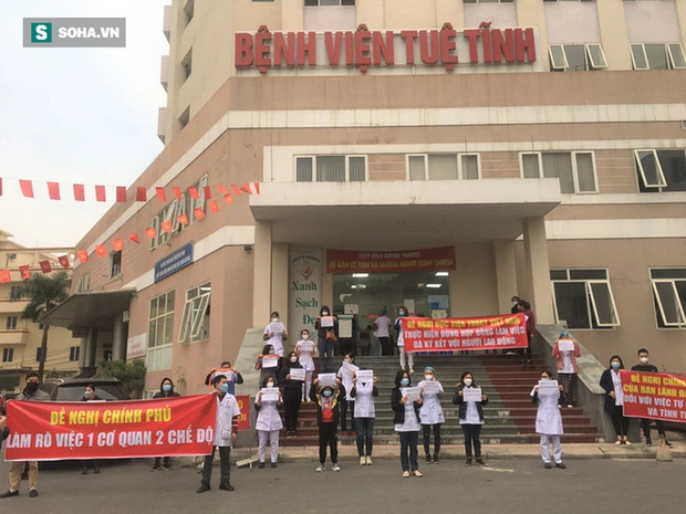Hà Nội: Hơn 40 y bác sĩ xuống đường cầm băng rôn cầu cứu vì bị nợ lương suốt 8 tháng-1