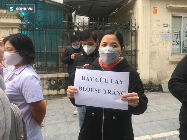 Hà Nội: Hơn 40 y bác sĩ xuống đường cầm băng rôn cầu cứu vì bị nợ lương suốt 8 tháng-2