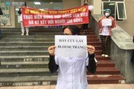 Hà Nội: Hơn 40 y bác sĩ xuống đường cầm băng rôn 'cầu cứu' vì bị nợ lương suốt 8 tháng