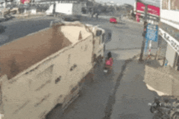 Cố vượt đèn vàng, tài xế xe ben khiến 2 bà cháu gặp tai nạn thương tâm