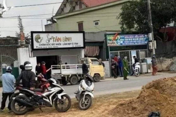 Người dân hiếu kỳ chứng kiến cảnh sát bao vây khám xét một khách sạn 7 tầng ở TP Thái Bình-3