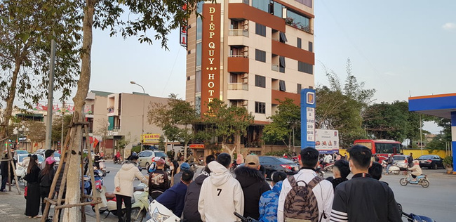 Người dân hiếu kỳ chứng kiến cảnh sát bao vây khám xét một khách sạn 7 tầng ở TP Thái Bình-1