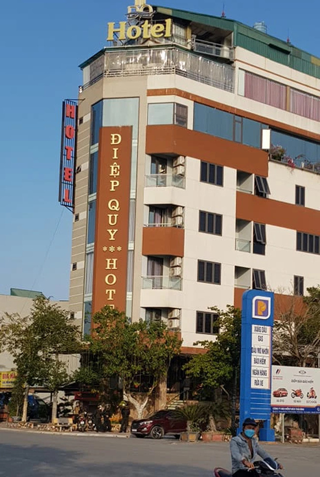 Người dân hiếu kỳ chứng kiến cảnh sát bao vây khám xét một khách sạn 7 tầng ở TP Thái Bình-2