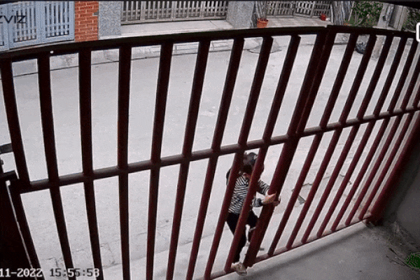 Clip: Bị sàm sỡ, cô gái ra tay xử đẹp tên biến thái ở ngay giữa phố-1