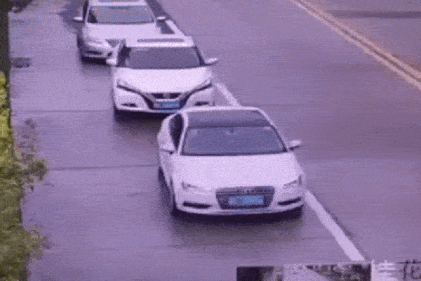 Clip: Ô tô mất lái, bay qua nóc 3 ô tô khác như phim hành động-1