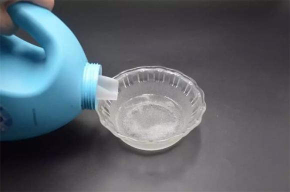 Rèm cửa bị bẩn, không cần phải tháo rời hay giặt máy, dạy cho bạn một mẹo! Mấy phút sau rèm sạch như mới, thật tuyệt vời để học-3