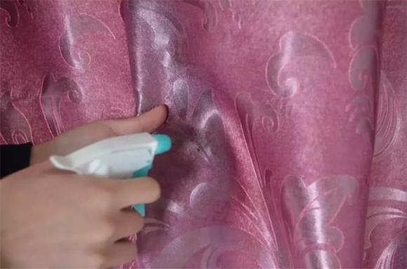 Rèm cửa bị bẩn, không cần phải tháo rời hay giặt máy, dạy cho bạn một mẹo! Mấy phút sau rèm sạch như mới, thật tuyệt vời để học-4