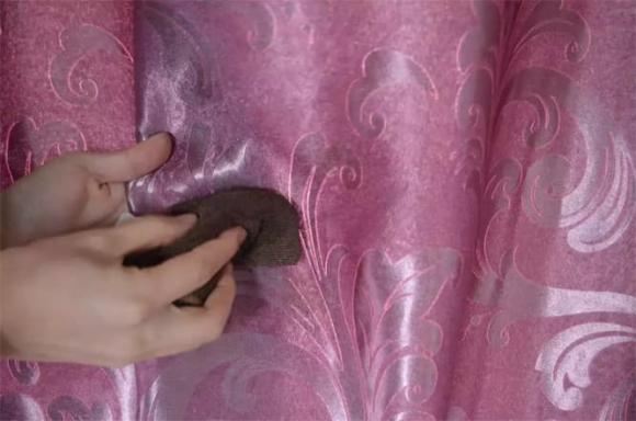 Rèm cửa bị bẩn, không cần phải tháo rời hay giặt máy, dạy cho bạn một mẹo! Mấy phút sau rèm sạch như mới, thật tuyệt vời để học-5