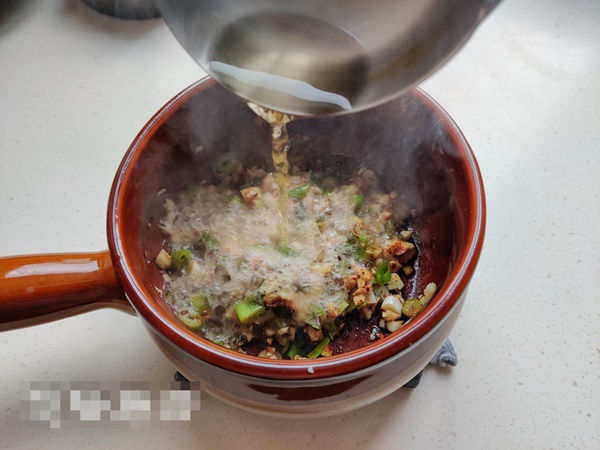 Mì bò mà nấu theo kiểu này ngon mê ly, chỉ mất 5 phút là đã có bữa sáng đủ chất-3