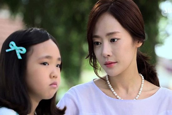 Đến dọn dẹp nhà cũ để chuẩn bị bán, tôi ngạc nhiên thấy mảnh vườn nở đầy hoa và quần áo trẻ nhỏ giăng trước sân