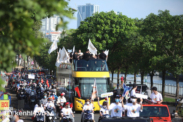 Netizen bắt cận khoảnh khắc mẹ ruột Thùy Tiên lủi thủi gọi xe ôm ra về một mình sau tiệc đón con gái-4