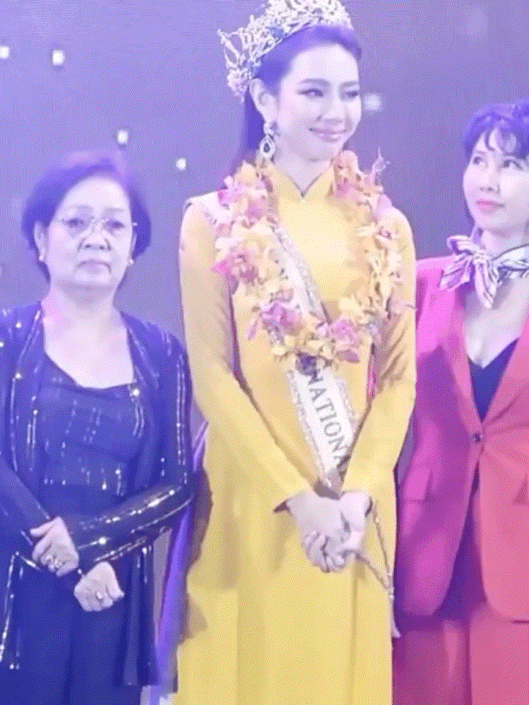 Netizen bắt cận khoảnh khắc mẹ ruột Thùy Tiên lủi thủi gọi xe ôm ra về một mình sau tiệc đón con gái-1