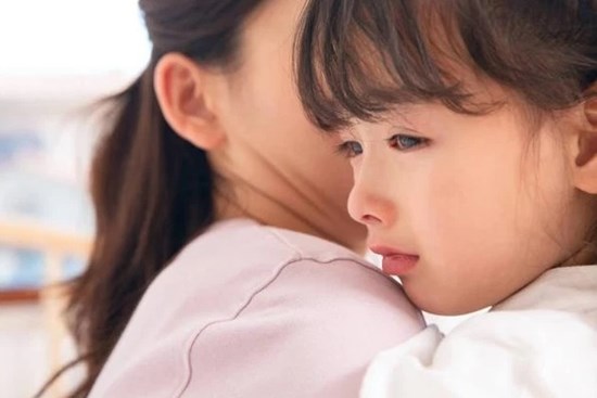 Tại sao con đòi ôm sau khi bị mắng? Hiểu rõ rồi, cha mẹ sẽ không ngừng hối hận
