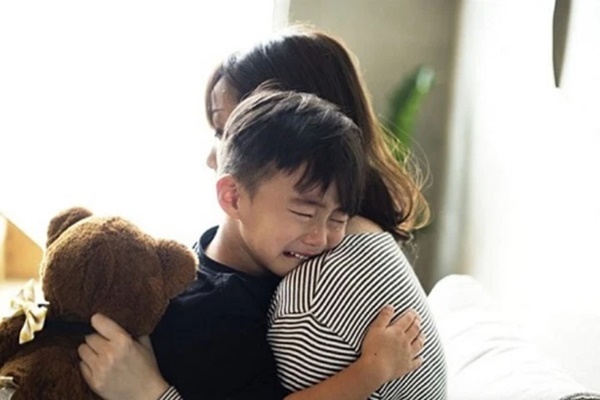 Tại sao con đòi ôm sau khi bị mắng? Hiểu rõ rồi, cha mẹ sẽ không ngừng hối hận-3