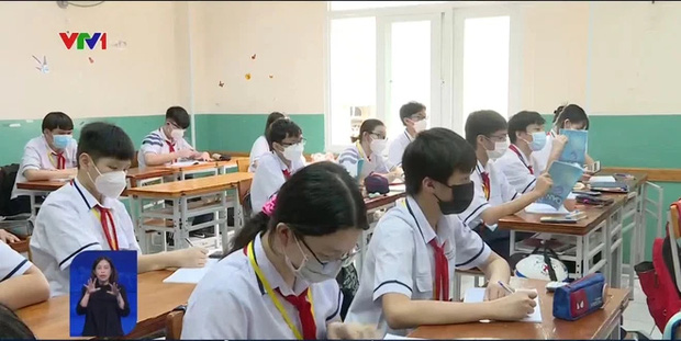 Lớp học được lên sóng VTV nhưng nhìn 2 nam sinh đang cầm quyển sách theo kiểu này, dân tình không thể nào nhịn được cười-1