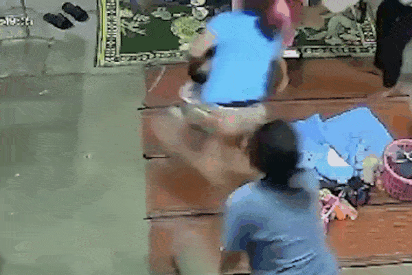 Clip: Nữ ca sĩ bất ngờ bị rắn cắn trúng mặt khi quay MV-1