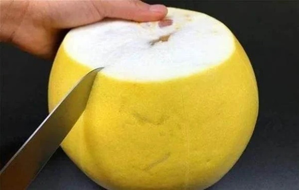 Dùng một chiếc thìa có thể lột vỏ bưởi nhanh gọn: Không đau tay, không làm nát múi-2