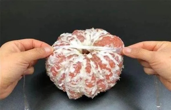 Dùng một chiếc thìa có thể lột vỏ bưởi nhanh gọn: Không đau tay, không làm nát múi-4