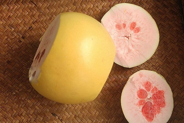 Dùng một chiếc thìa có thể lột vỏ bưởi nhanh gọn: Không đau tay, không làm nát múi-9