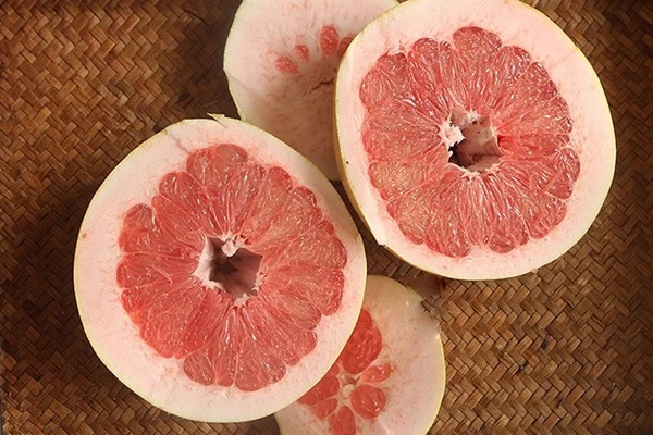 Dùng một chiếc thìa có thể lột vỏ bưởi nhanh gọn: Không đau tay, không làm nát múi-10